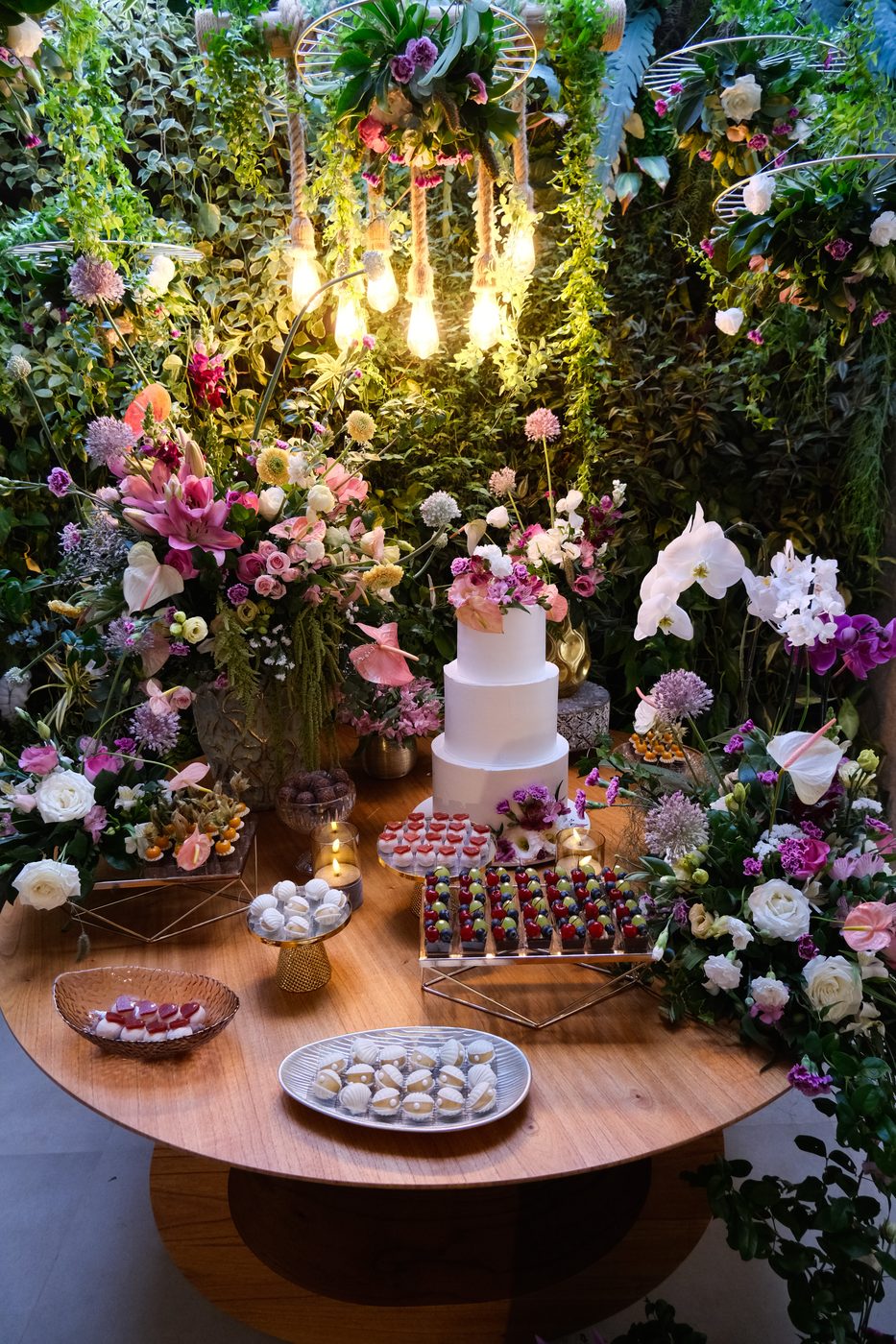 Bolo e flores