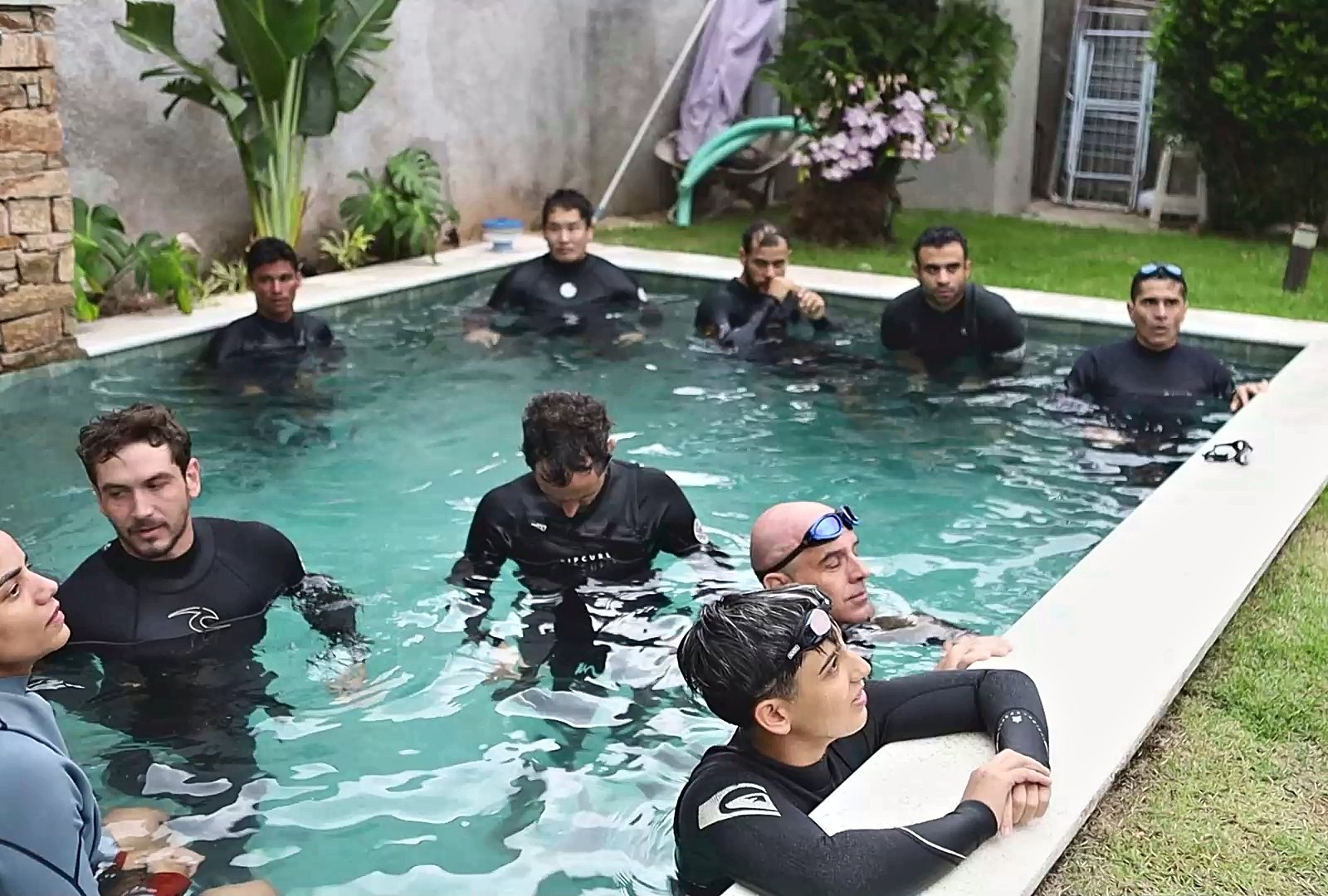 Treinamento de apneia na piscina da casa