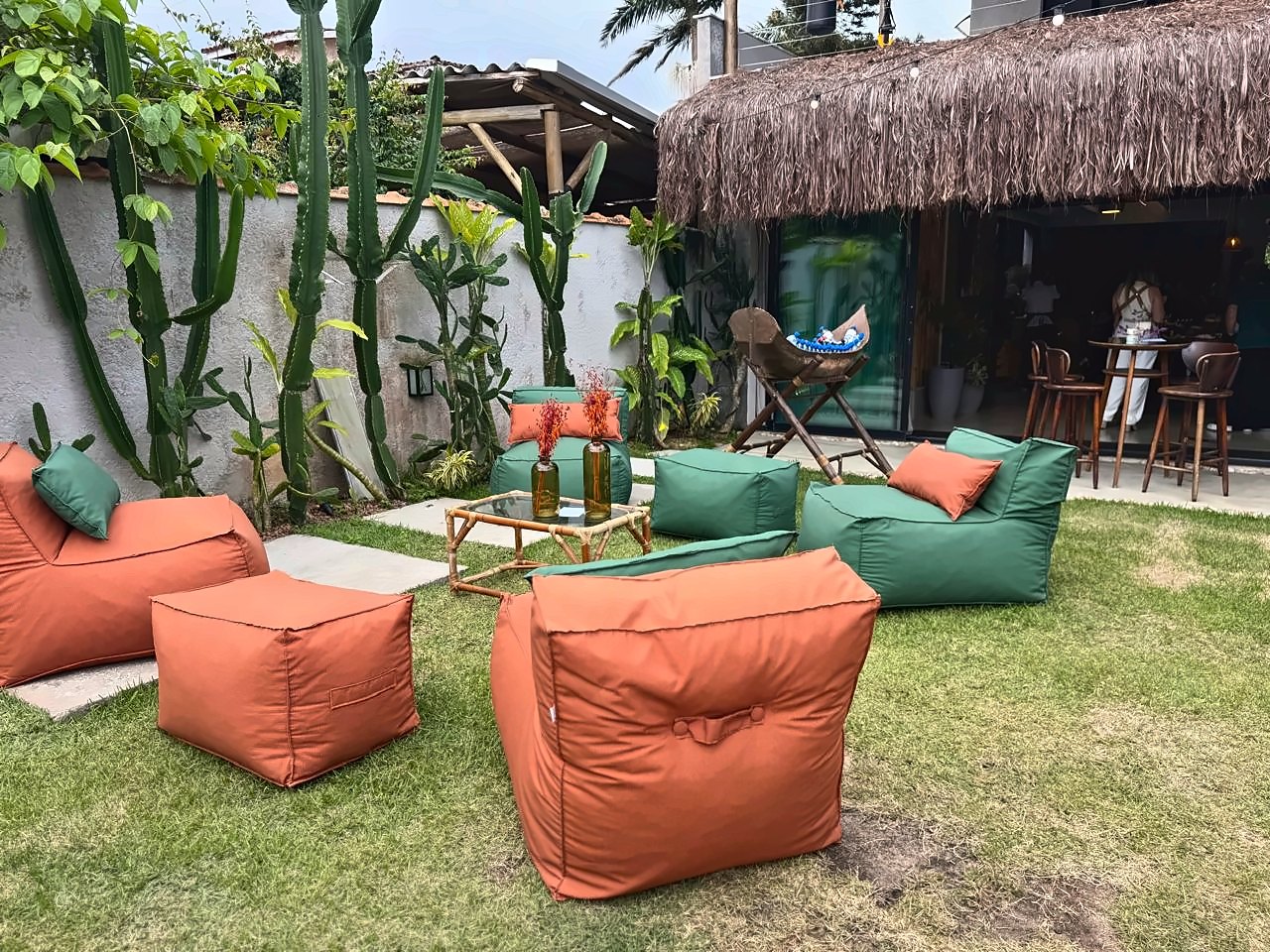 Lounge no jardim para o grupo