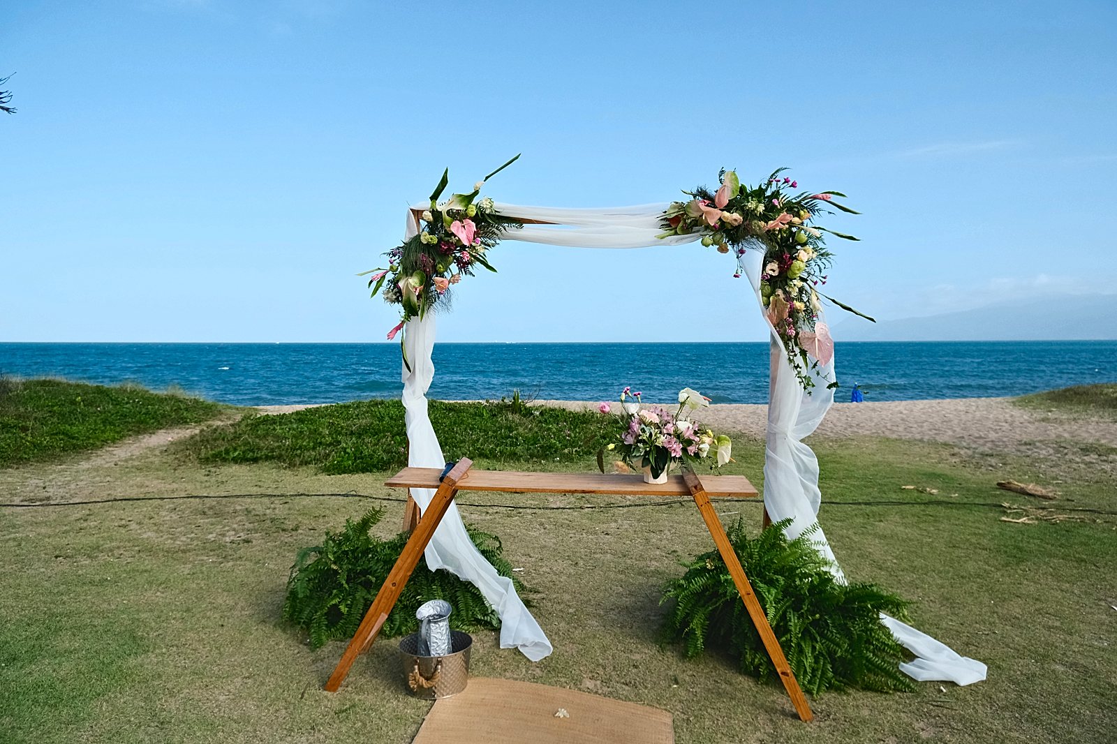 Arco de flores para cerimônia de casamento de frente para o mar no Litoral Norte