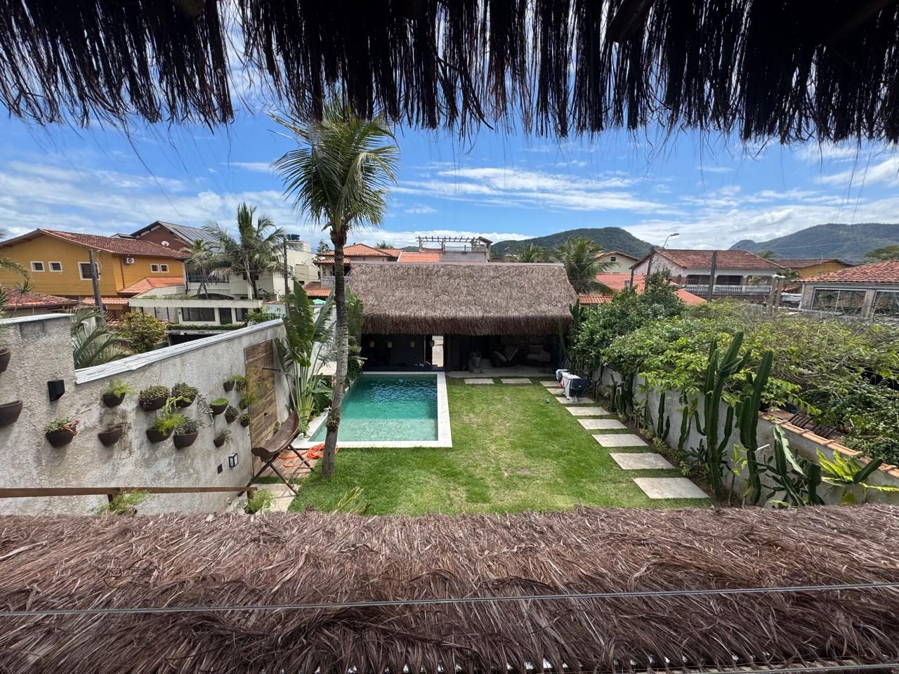 Telhado de palha e piscina