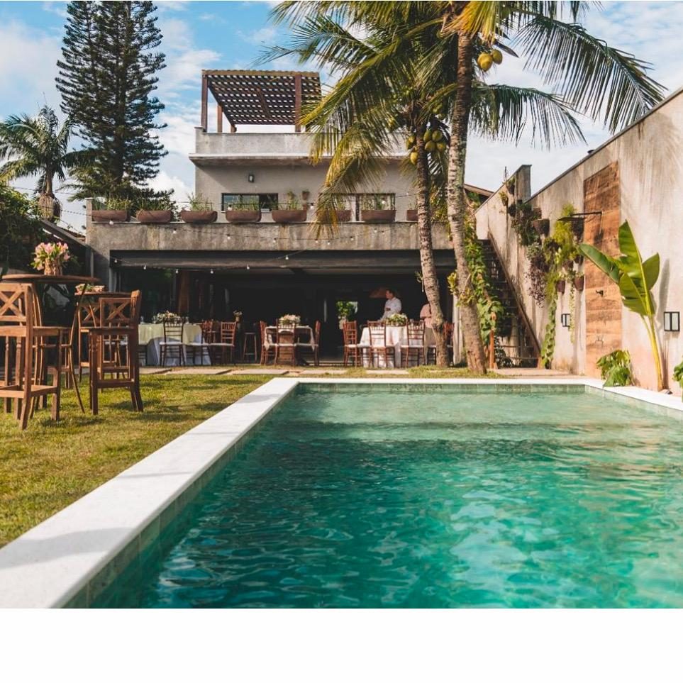 Piscina com bar molhado